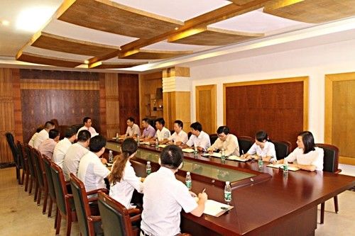 ผสมผสาน สานโตส โรสวู้ด วู้ด ฟเนียร์ ครอรน ความหนาของเมล็ดสามารถปรับแต่งได้ 0.15-1.8 มม สําหรับสําหรับหน้าตู้
