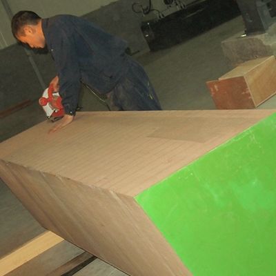 ชิ้นตัดฟันเนอร์ไม้ Oak เหรียญเงินที่ปรับปรุงความยาว 2500-3100mm สามารถปรับปรุงได้สําหรับผนัง