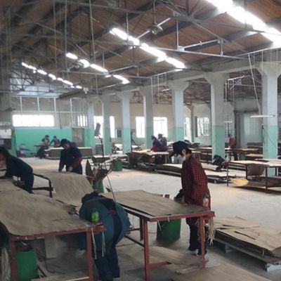 ผนังไม้ประกอบใหม่ระดับสูง ผนังไม้สี่เหลี่ยม Hollow Wood HSW-X1# เนื้อที่ไม่เรียบ 3100mm สําหรับโรงงานตกแต่งโรงแรม