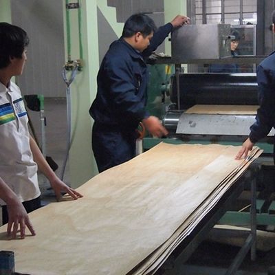 ควัน Sapele Pommele วิศวกรรม Oak Veneer ความหนา 0.18-0.6mm สําหรับแผ่นผนัง
