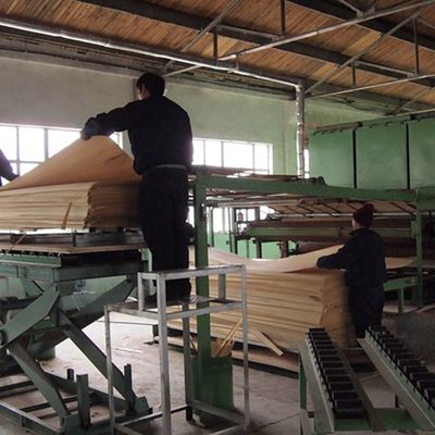 ควัน Sapele Pommele วิศวกรรม Oak Veneer ความหนา 0.18-0.6mm สําหรับแผ่นผนัง