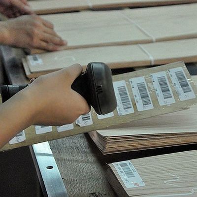 ไม้วีเนียร์ไม้มะฮอกกานีธรรมชาติ OEM เม็ดตรง 2500-3100 มม. สำหรับผิวประตู