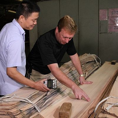 ไม้ระแนงและประตูแอฟริกา Natural Sapele Wood Veneer Flat Cut Crown Grain AAA Grade