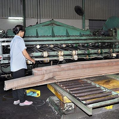การตกแต่ง ไม้ธรรมชาติ Anigre Veneer Quarter Cut สีตรง Aningre สําหรับประตูและหน้าต่าง