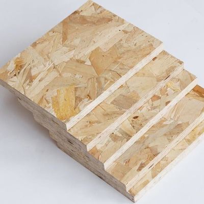 บอร์ดสเตนด์โอเอสบี 2 สามชั้นที่มี Radiata Pine ความยาว 2745 มม สําหรับแผ่นบรรทุกภาระ