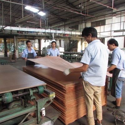 เงิน Sapele Pommele วิศวกรรมไม้ veneer ปรับแต่งสําหรับหน้ากระบวนการ